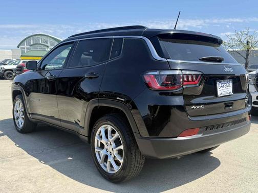 Diamond Black Crystal Pearlcoat 2023 Jeep Compass Latitude Lux 4x4