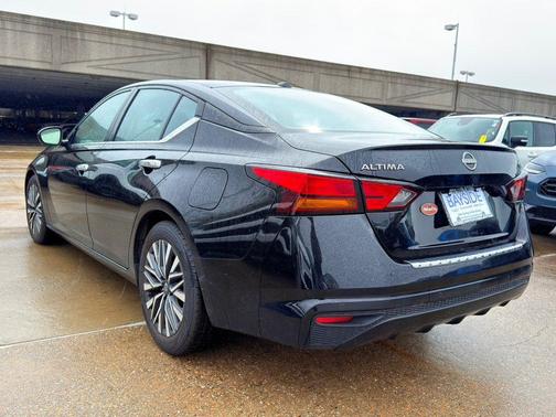 Super Black 2023 Nissan Altima 2.5 SV Sedan