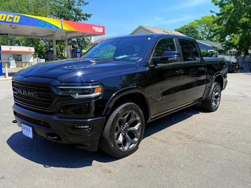 Diamond Black Crystal Pearlcoat 2024 RAM 1500 Limited 4x4 Crew Cab 5'7" Box
