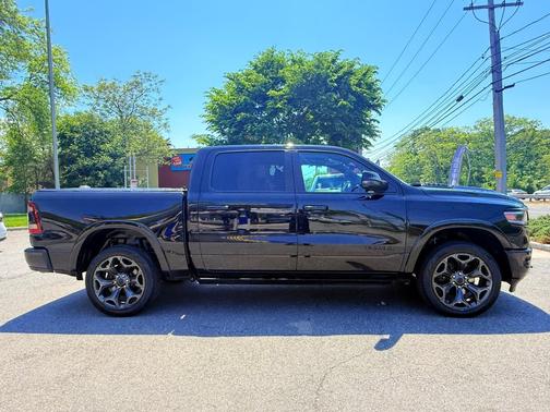 Diamond Black Crystal Pearlcoat 2024 RAM 1500 Limited 4x4 Crew Cab 5'7" Box