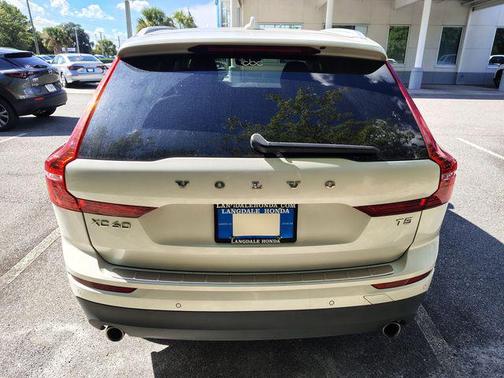 Crystal White Metallic 2021 Volvo XC60 T5 Momentum