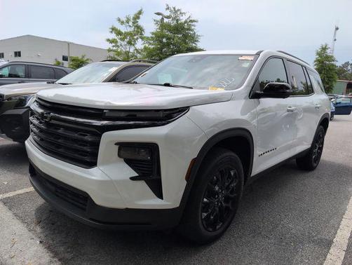 Summit White 2024 Chevrolet Traverse LT