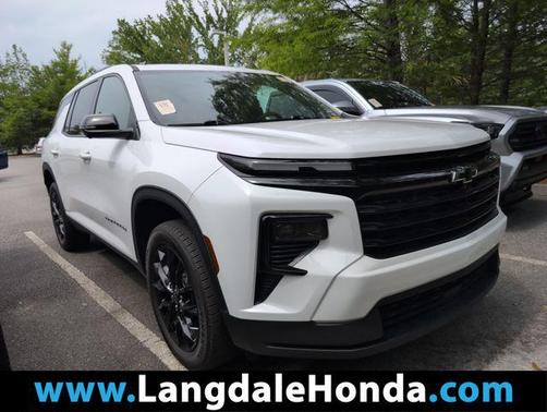 Summit White 2024 Chevrolet Traverse LT