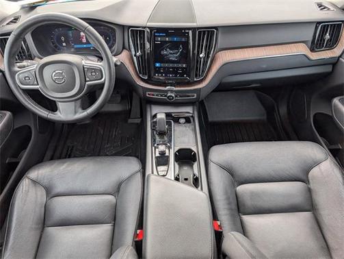 2022 Volvo XC60 B5 Momentum