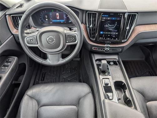 2022 Volvo XC60 B5 Momentum