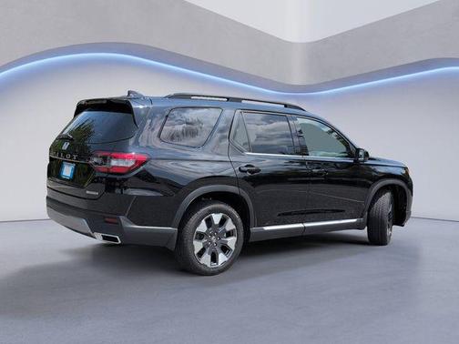 Crystal Black Pearl 2026 Honda Pilot Touring 8-Passenger