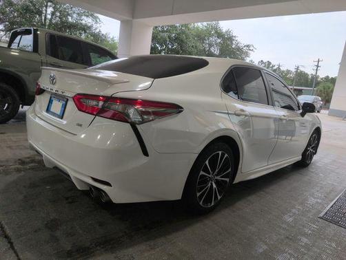 Super White 2018 Toyota Camry SE