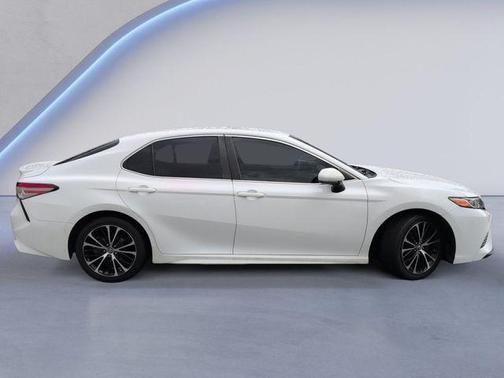 Super White 2018 Toyota Camry SE