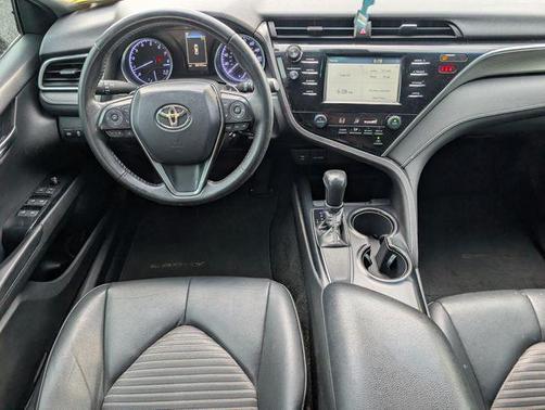 Super White 2018 Toyota Camry SE
