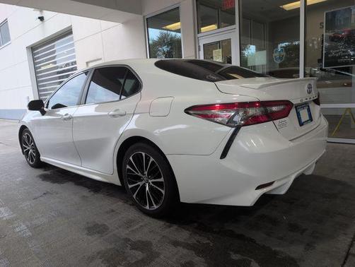 Super White 2018 Toyota Camry SE