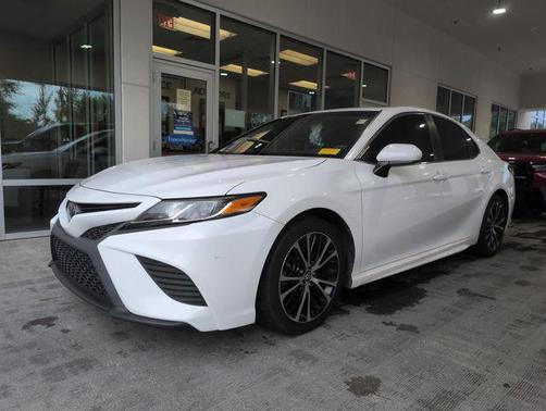 Super White 2018 Toyota Camry SE