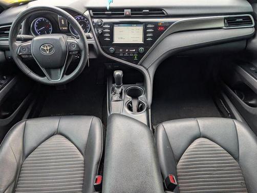Super White 2018 Toyota Camry SE
