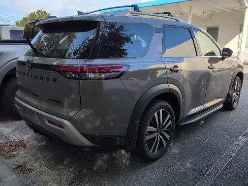 2025 Nissan Pathfinder Platinum FWD