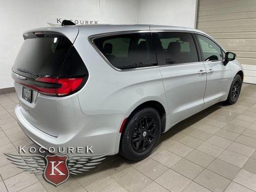 2024 Chrysler Pacifica Touring-L