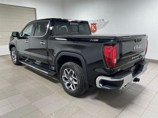 Onyx Black 2022 GMC Sierra 1500 SLT