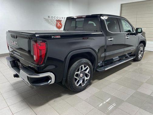 Onyx Black 2022 GMC Sierra 1500 SLT