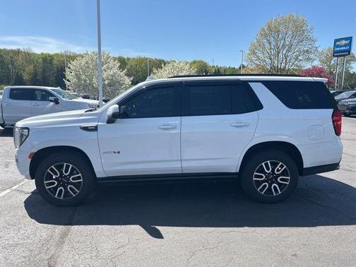 Summit White 2022 GMC Yukon AT4