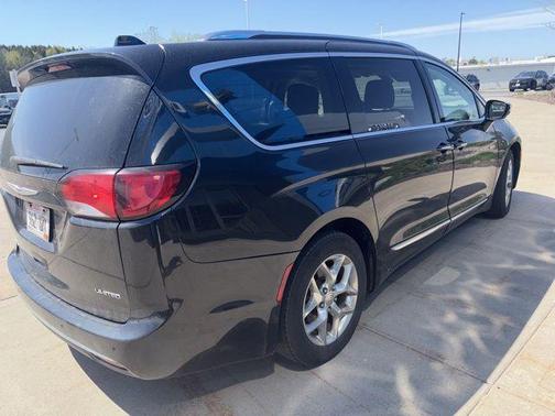 Brilliant Black Crystal Pearlcoat 2018 Chrysler Pacifica Limited
