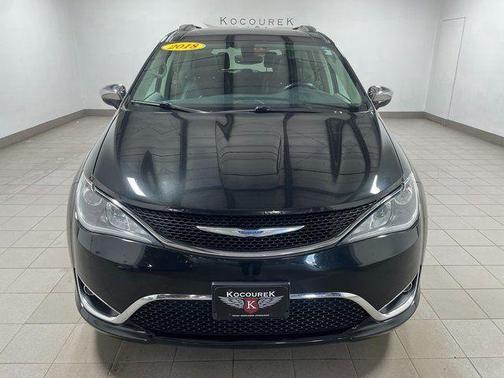 Brilliant Black Crystal Pearlcoat 2018 Chrysler Pacifica Limited