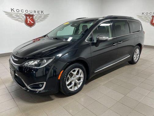 Brilliant Black Crystal Pearlcoat 2018 Chrysler Pacifica Limited