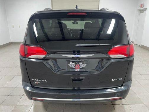 Brilliant Black Crystal Pearlcoat 2018 Chrysler Pacifica Limited