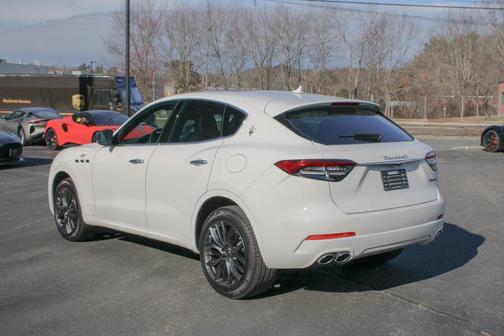 Bianco 2024 Maserati Levante GT Ultima
