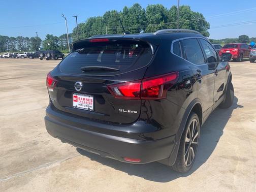 Photo 2 of 18 of 2017 Nissan Rogue Sport SL
