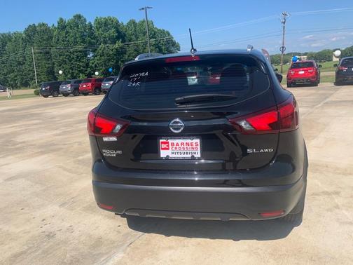 Photo 3 of 18 of 2017 Nissan Rogue Sport SL