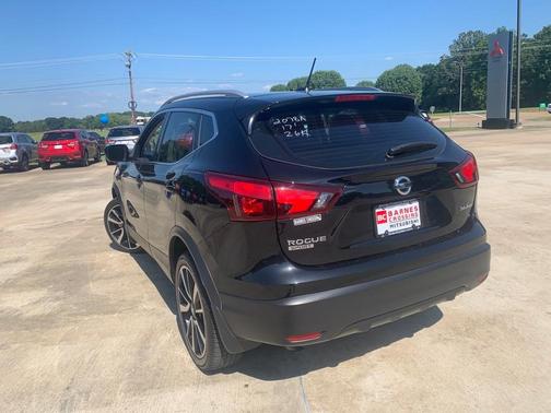 Photo 4 of 18 of 2017 Nissan Rogue Sport SL