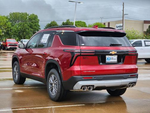 Radiant Red Tintcoat 2026 Chevrolet Traverse LT