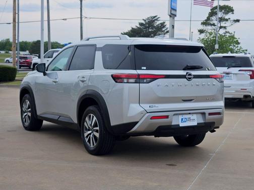 Brilliant Silver Metallic 2025 Nissan Pathfinder SL 4WD