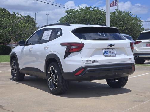 Summit White 2026 Chevrolet Trax FWD 2RS