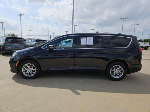 Diamond Black Crystal Pearlcoat 2024 Chrysler Pacifica Touring
