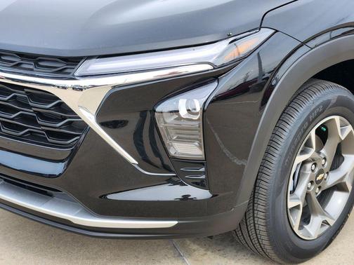 Black Metallic 2026 Chevrolet Trax LT