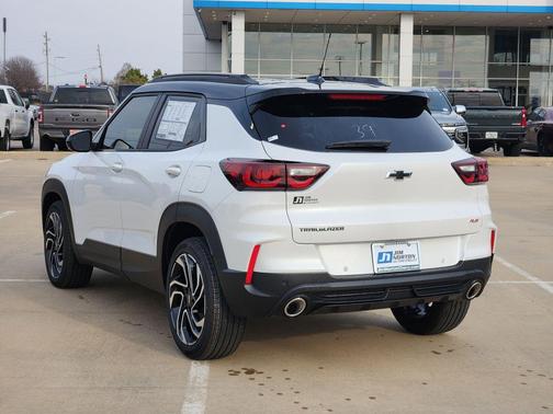 Iridescent Pearl Tricoat 2026 Chevrolet Trailblazer RS