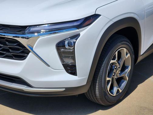 Summit White 2026 Chevrolet Trax LT