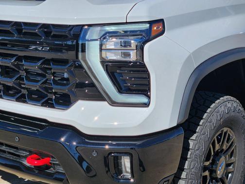 Summit White 2026 Chevrolet Silverado 2500 Crew Cab, Standard Bed, XR2, 4WD
