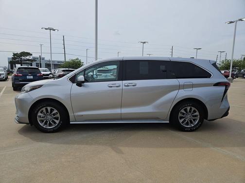 Celestial Silver Metallic 2021 Toyota Sienna XLE 7 Passenger