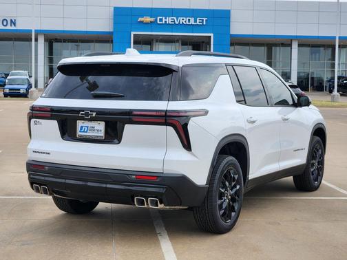 Summit White 2026 Chevrolet Traverse LT