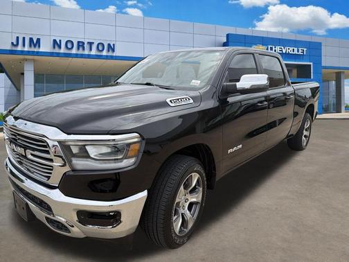 Diamond Black Crystal Pearlcoat 2024 RAM 1500 Laramie