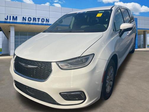 Bright White Clearcoat 2023 Chrysler Pacifica Touring L