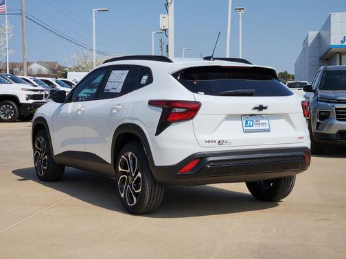 Summit White 2026 Chevrolet Trax FWD 2RS