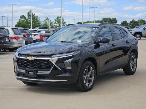 Mosaic Black Metallic 2025 Chevrolet Trax LT