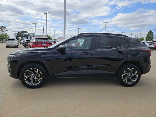 Mosaic Black Metallic 2025 Chevrolet Trax LT