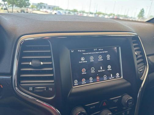 Bright White Clearcoat 2018 Jeep Grand Cherokee Laredo