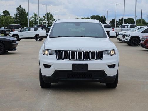 Bright White Clearcoat 2018 Jeep Grand Cherokee Laredo
