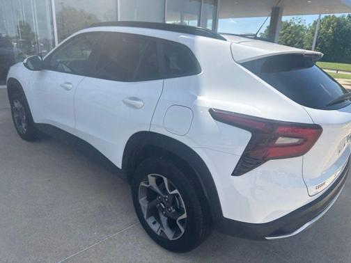 Summit White 2025 Chevrolet Trax LT