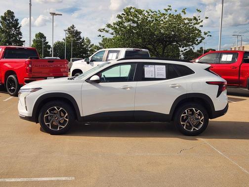 Summit White 2025 Chevrolet Trax LT