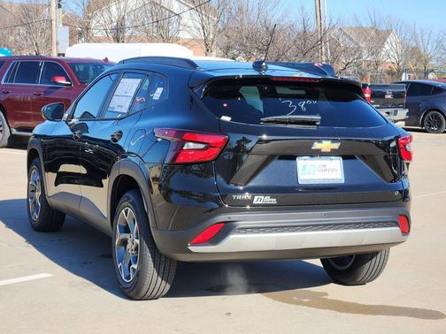 Mosaic Black Metallic 2026 Chevrolet Trax LT