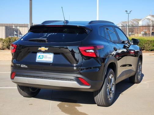 Mosaic Black Metallic 2026 Chevrolet Trax LT